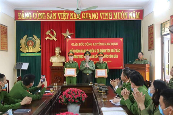 Khen thưởng các tập thể, cá nhân có thành tích trong nhiệm vụ cấp căn cước công dân tại huyện Vụ Bản tỉnh Nam Định